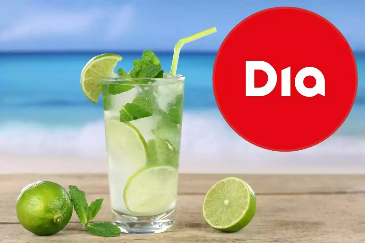 Vaso de mojito con rodajas de lima y hojas de menta sobre una mesa de madera frente al mar con el logo de Dia en un círculo rojo Vaso de mojito con rodajas de lima y hojas de menta sobre una mesa de madera frente al mar con el logo de Dia en un círculo rojo