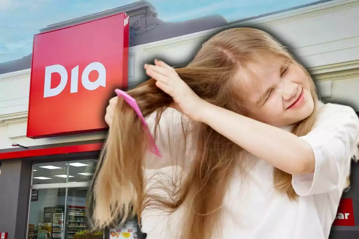 Niña con el cabello largo desenredándolo con dificultad frente a una tienda Dia