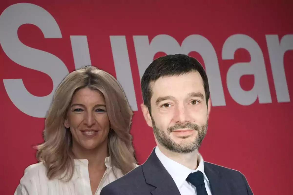 Dos personas posan frente a un fondo rojo con letras blancas grandes