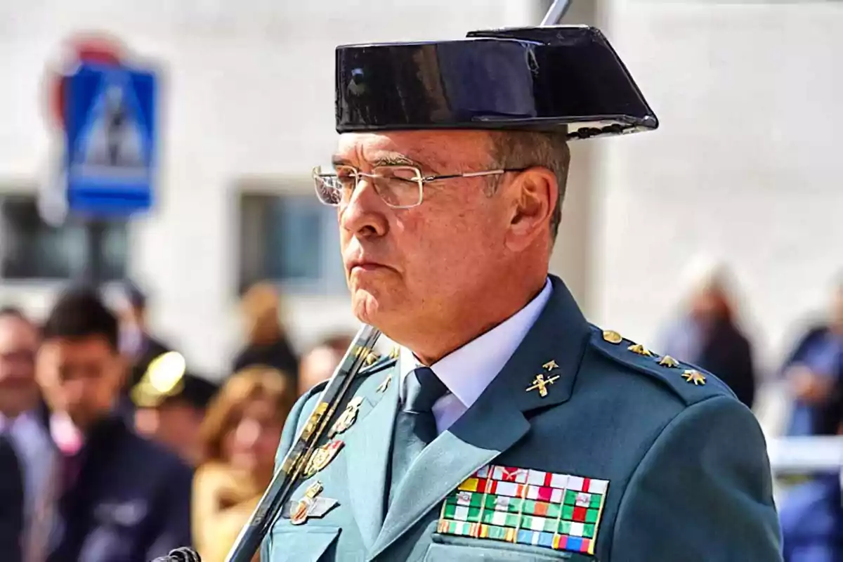 Un oficial de la Guardia Civil con uniforme formal y medallas en el pecho durante un evento al aire libre.