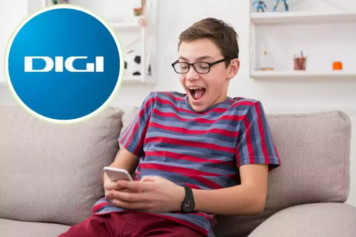 Un niño con gafas y camiseta de rayas rojas y grises se ríe mientras mira su teléfono móvil, con el logo de DIGI en un círculo azul a la izquierda.