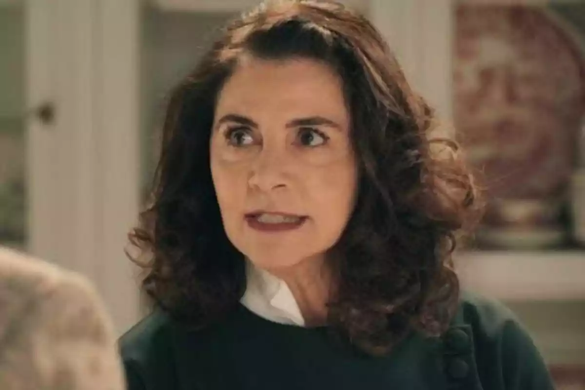 Ana Fernández, interpretando a Digna en 'Sueños de Libertad', con expresión seria en un entorno interior. Ana Fernández, interpretando a Digna en 'Sueños de Libertad', con expresión seria en un entorno interior.