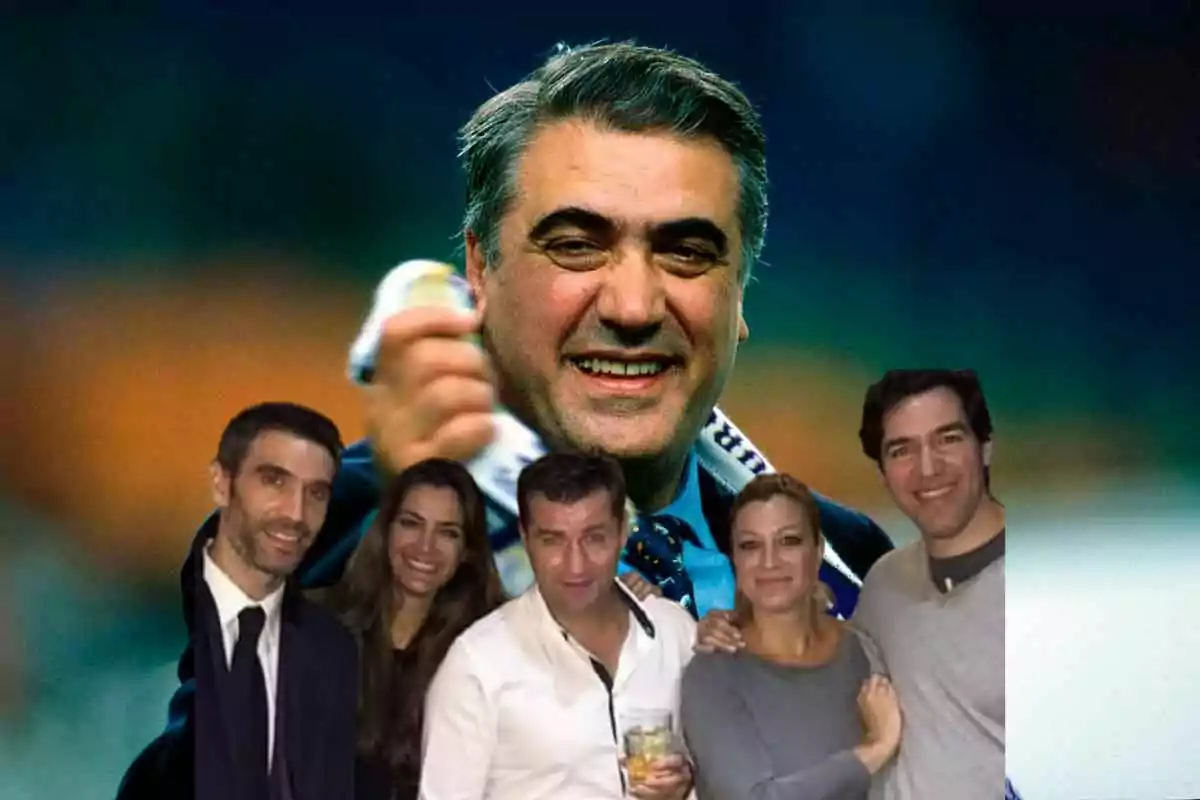 Cinco personas posan sonrientes frente a la imagen de un hombre mayor que sostiene una bufanda y también sonríe