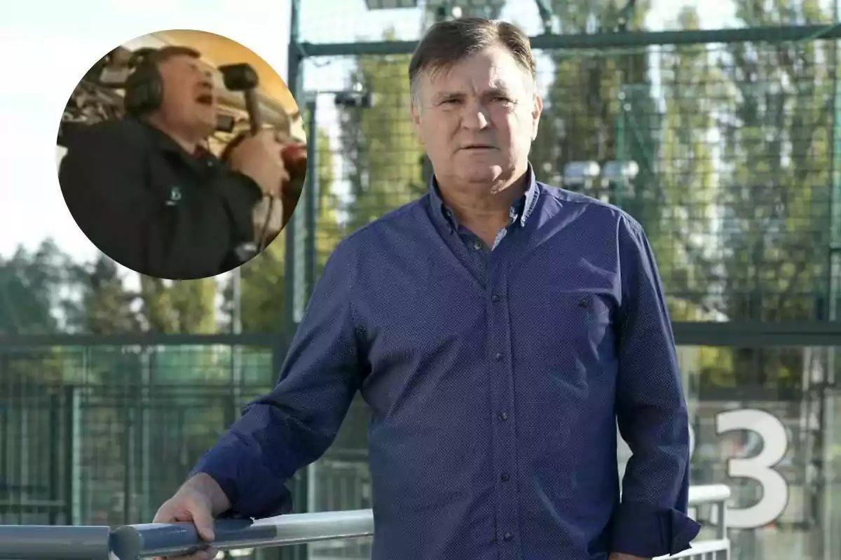 Hombre de cabello canoso y camisa azul posando al aire libre con una cancha de fondo y un recuadro en la esquina mostrando a una persona usando audífonos y micrófono Hombre de cabello canoso y camisa azul posando al aire libre con una cancha de fondo y un recuadro en la esquina mostrando a una persona usando audífonos y micrófono