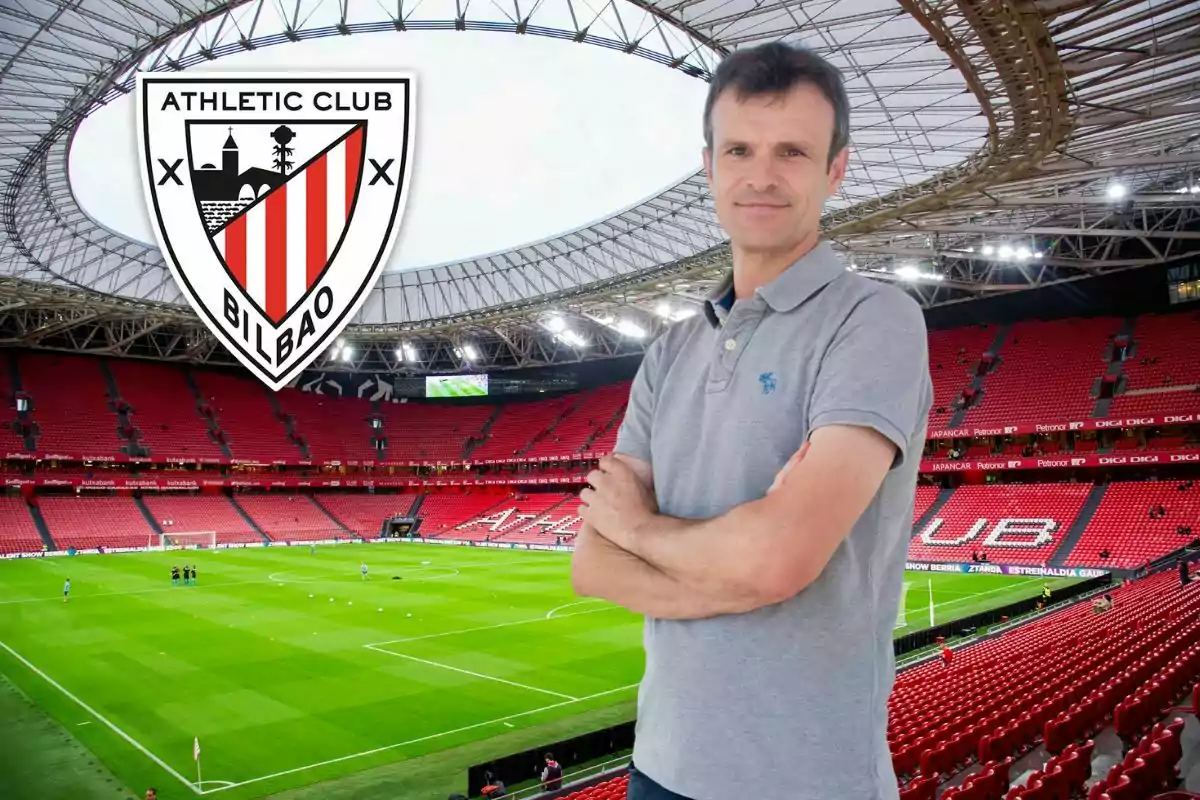 Hombre de pie con los brazos cruzados en el estadio de fútbol del Athletic Club de Bilbao con el escudo del equipo en la imagen