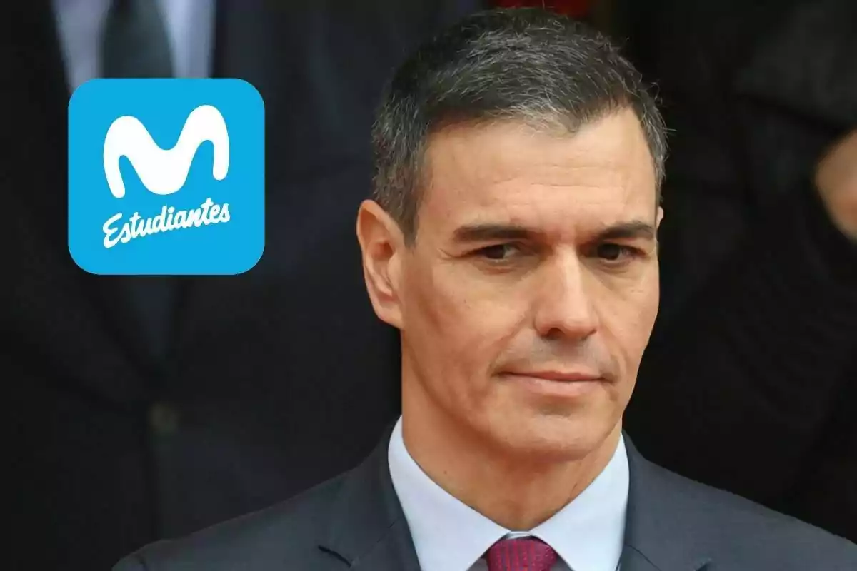 Hombre de cabello corto y canoso con expresión seria, vestido con traje y corbata, junto al logo azul de Movistar Estudiantes en la esquina superior izquierda