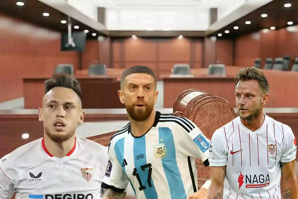 Tres futbolistas con uniformes de Sevilla y Argentina están frente a un mazo de juez en una sala de tribunal.