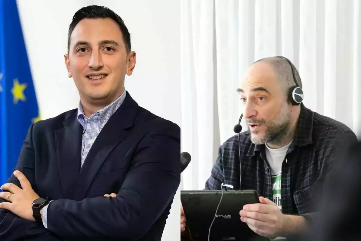 Dos hombres aparecen en la imagen, uno de ellos viste traje y está de pie con los brazos cruzados frente a una bandera azul con estrellas amarillas, mientras que el otro lleva auriculares con micrófono y está sentado hablando frente a una tableta. Dos hombres aparecen en la imagen, uno de ellos viste traje y está de pie con los brazos cruzados frente a una bandera azul con estrellas amarillas, mientras que el otro lleva auriculares con micrófono y está sentado hablando frente a una tableta.