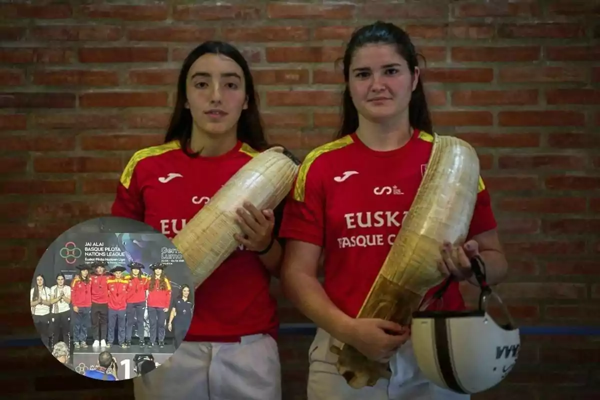 Dos jugadoras de jai alai con camisetas rojas y cestas en las manos posan frente a una pared de ladrillo, en la esquina inferior izquierda aparece una imagen circular de un equipo celebrando en un podio Dos jugadoras de jai alai con camisetas rojas y cestas en las manos posan frente a una pared de ladrillo, en la esquina inferior izquierda aparece una imagen circular de un equipo celebrando en un podio