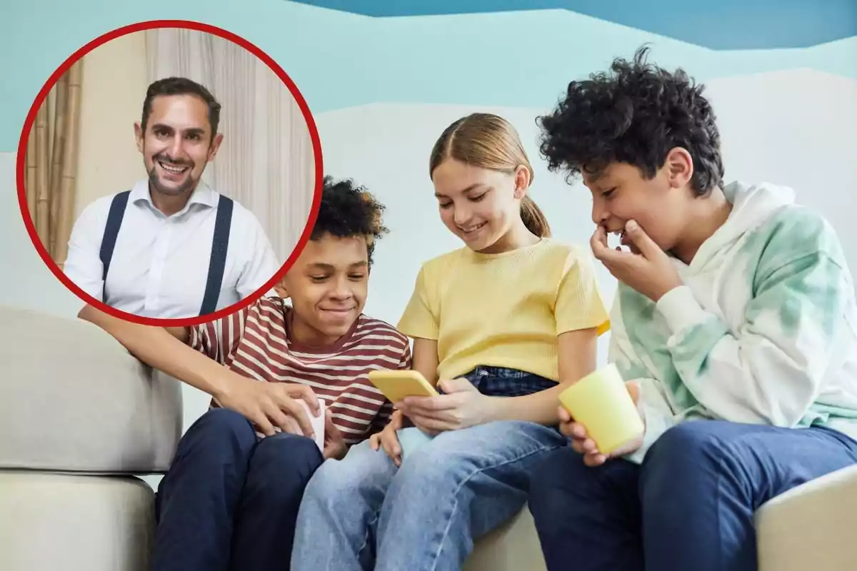 Un hombre sonriente en un círculo rojo y tres niños sentados en un sofá mirando un teléfono móvil.