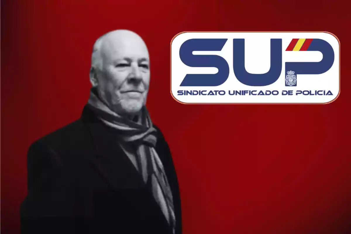 Un hombre con bufanda y abrigo oscuro está de pie junto a un logotipo que dice "SUP Sindicato Unificado de Policía" sobre un fondo rojo.