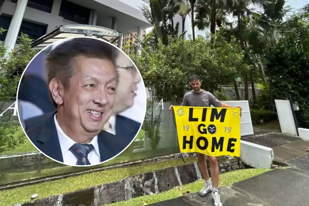 Un hombre sostiene un cartel amarillo con el mensaje "LIM GO HOME" frente a un edificio rodeado de vegetación, con un recuadro que muestra a un hombre sonriendo.