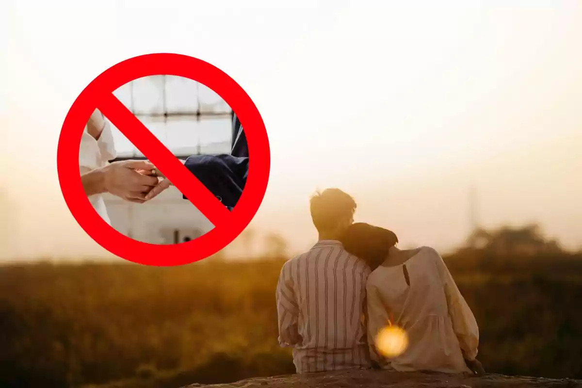 Una pareja sentada al atardecer con un símbolo de prohibición sobre una imagen de manos entrelazadas.