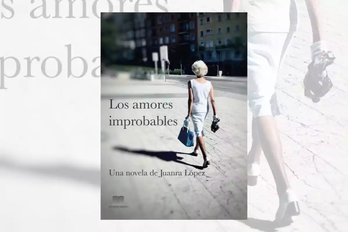 Portada del libro Los amores improbables de Juanra López con la imagen de una mujer mayor caminando por la calle vestida de blanco y llevando un bolso azul Portada del libro Los amores improbables de Juanra López con la imagen de una mujer mayor caminando por la calle vestida de blanco y llevando un bolso azul