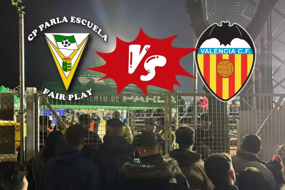 Un grupo de personas observa un partido de fútbol detrás de una reja, con los logotipos de CP Parla Escuela y Valencia CF en la parte superior.