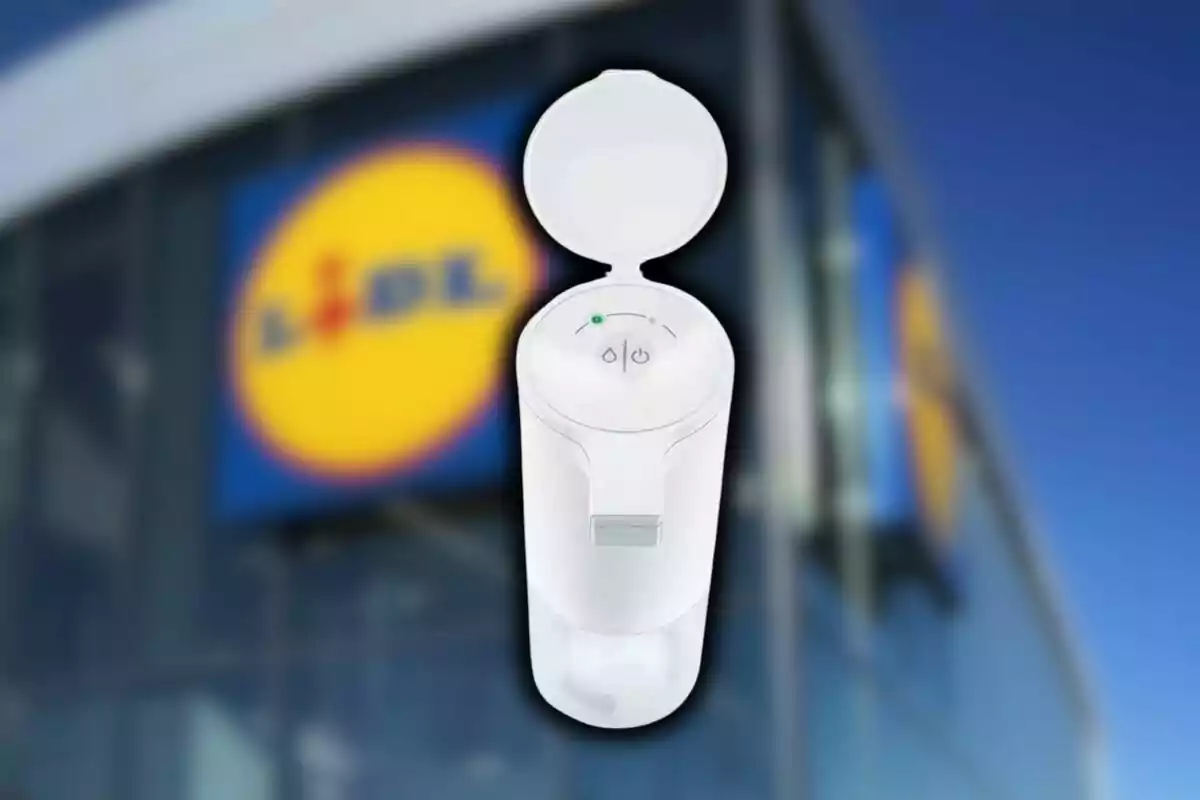 Un dispensador de jabón blanco con tapa abierta de Lidl frente a un edificio con un logotipo borroso en el fondo. Un dispensador de jabón blanco con tapa abierta de Lidl frente a un edificio con un logotipo borroso en el fondo.