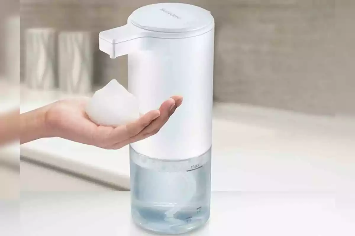 Una mano recibiendo espuma de un dispensador automático de jabón de Lidl en un baño. Una mano recibiendo espuma de un dispensador automático de jabón de Lidl en un baño.