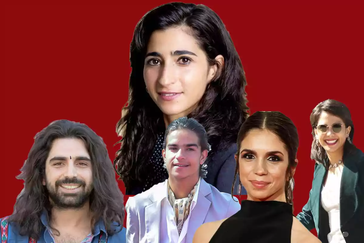 Cinco personas posan frente a un fondo rojo, con una mujer en el centro y otras cuatro personas alrededor.
