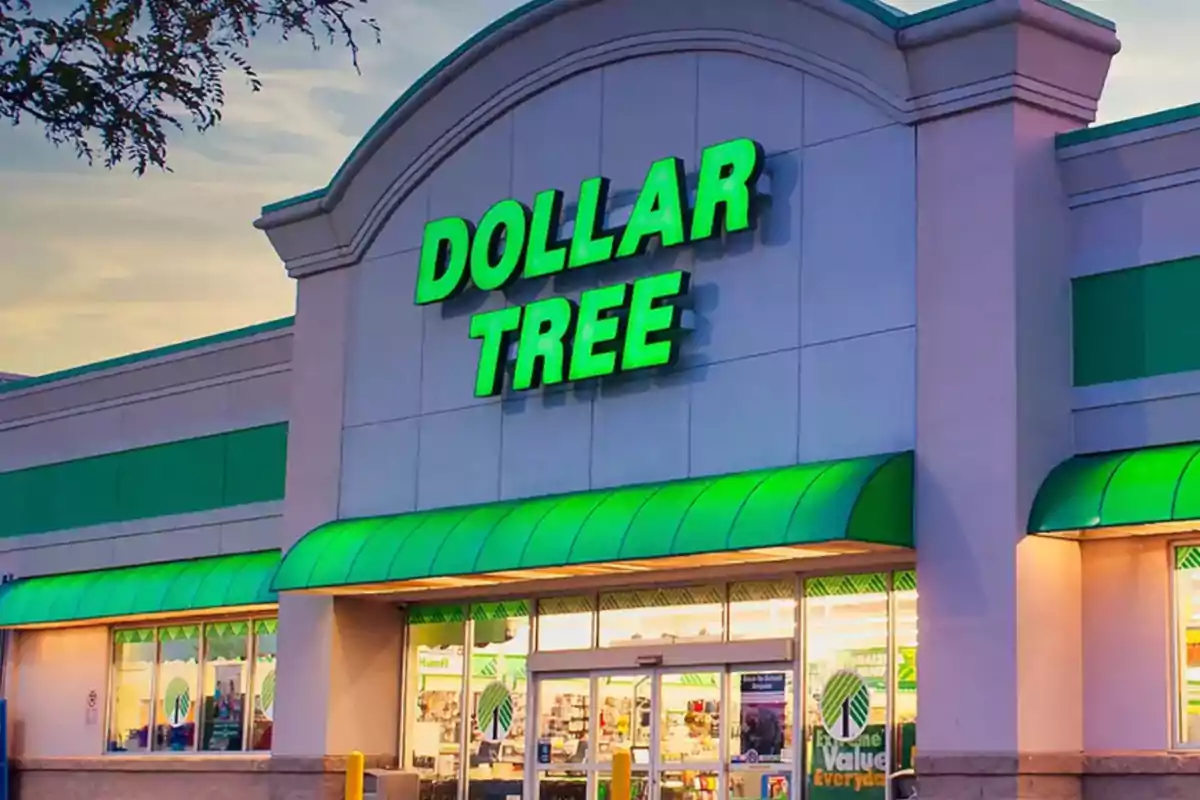 Fachada de una tienda de Dollar Tree con letrero verde iluminado. Fachada de una tienda de Dollar Tree con letrero verde iluminado.