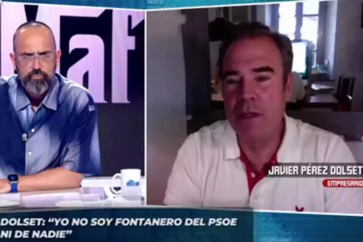 Dos hombres participan en una entrevista televisiva, uno en el estudio con camisa azul y otro en videollamada vistiendo polo blanco, con un rótulo en pantalla que muestra el nombre Javier Pérez Dolset y una cita textual.