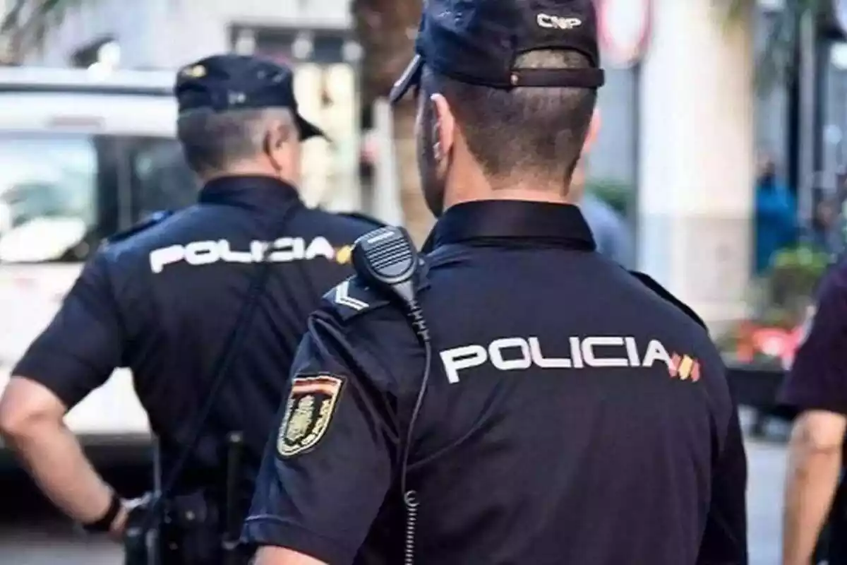 Dos agentes de la Policía Nacional de espaldas