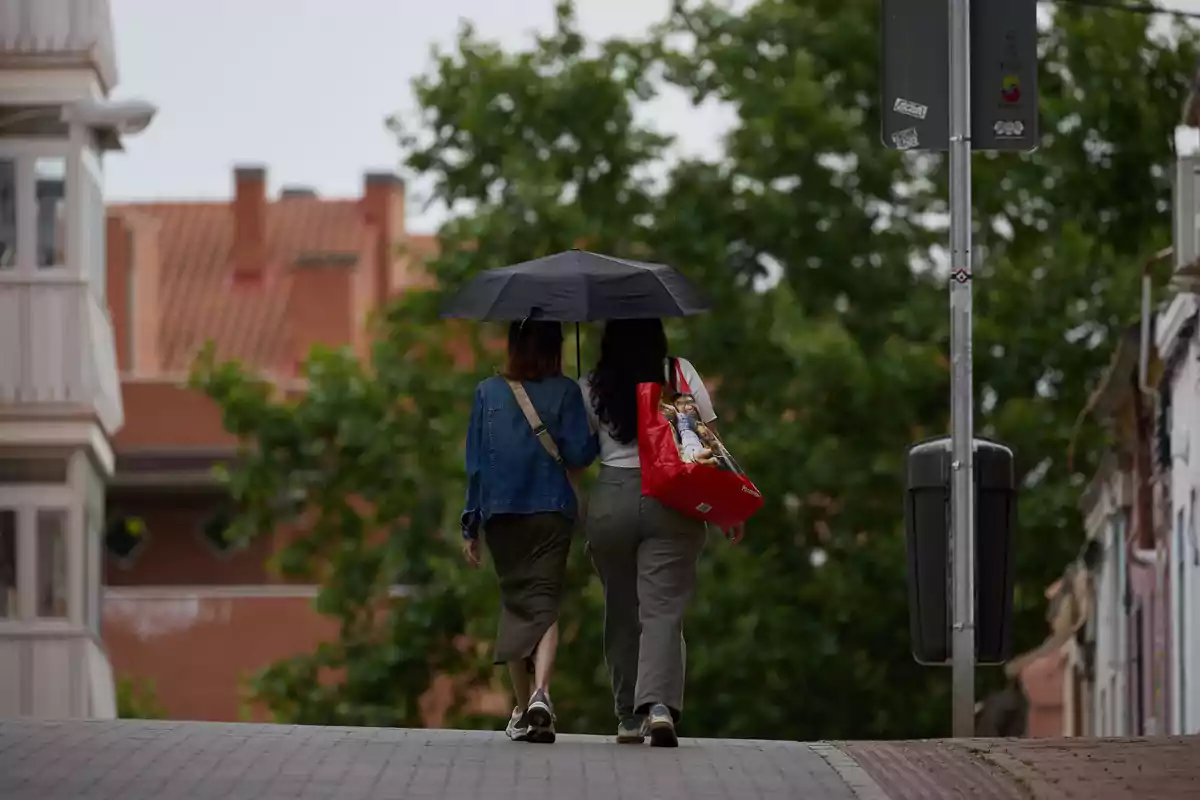 Dos mujeres se protegen de la lluvia con un paraguas, a 8 de junio de 2024, en Madrid Dos mujeres se protegen de la lluvia con un paraguas, a 8 de junio de 2024, en Madrid