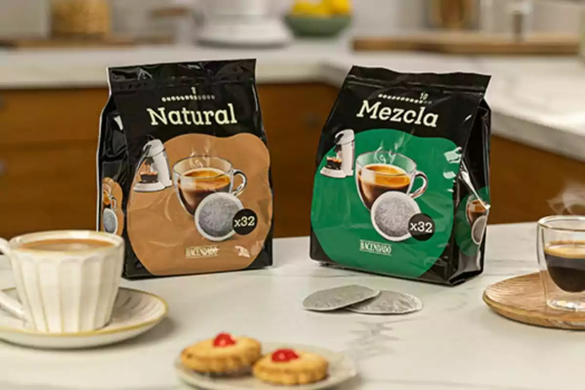 Paquetes de café en una cocina con tazas de café de Mercadona y galletas en primer plano. Paquetes de café en una cocina con tazas de café de Mercadona y galletas en primer plano.
