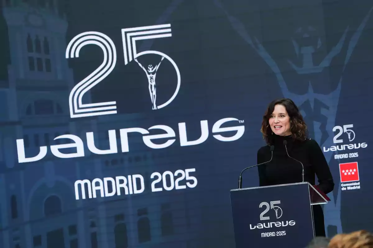 Una persona hablando en un podio con el logo de Laureus y el texto "Madrid 2025" en el fondo.