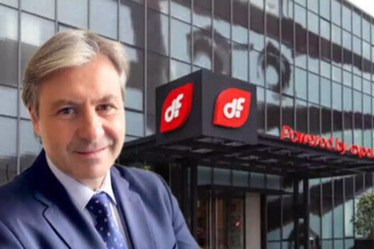 Hombre de traje frente a un edificio con el logo de "df" y el texto "Powered by" en la fachada.