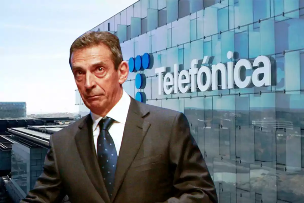 Un hombre en traje frente a un edificio con el logo de Telefónica.