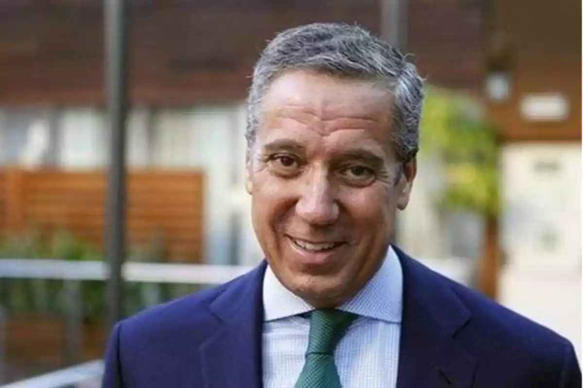 Eduardo Zaplana, exministro de trabajo del Partido Popular, mirando a cámara y con un traje azul marino y corbata verde.