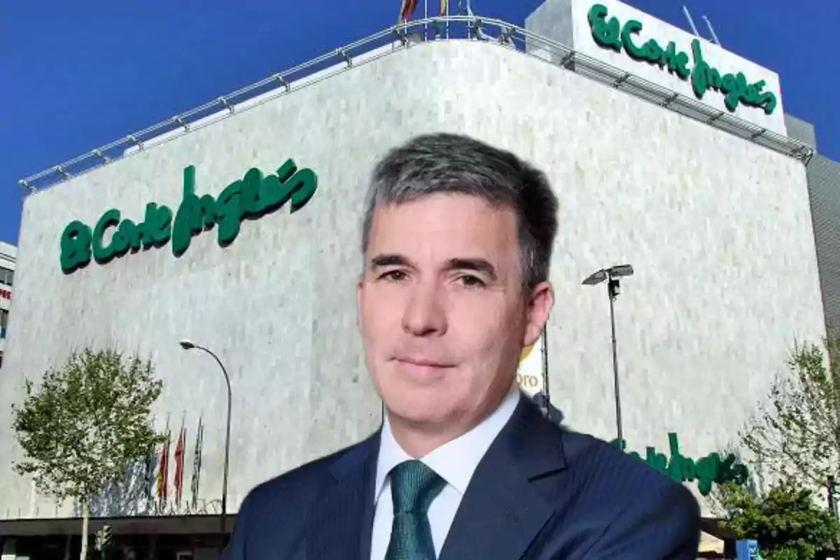 Hombre de traje frente a un edificio de El Corte Inglés.