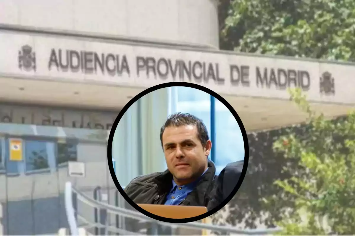 Un hombre en primer plano con el edificio de la Audiencia Provincial de Madrid de fondo.