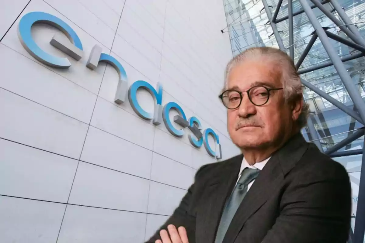 Hombre de traje con gafas frente a un edificio con el logo de Endesa.