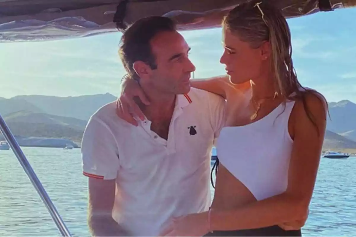 Enrique Ponce y Ana Soria de vacaciones en un barco, mirándose a los ojos. Él lleva un polo blanco y ella un bañador blanco.