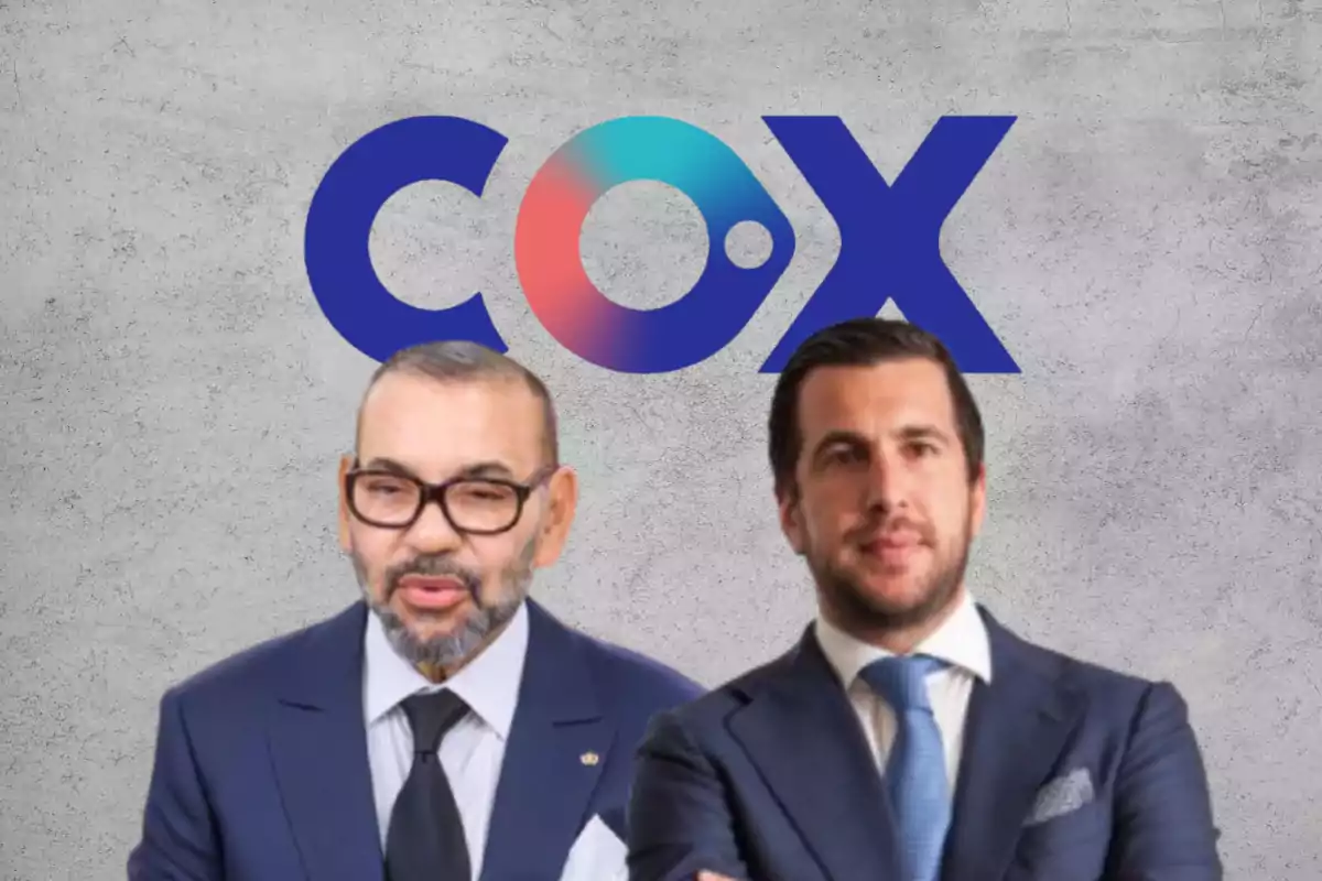 Dos hombres con trajes formales posan frente a un fondo gris con el logotipo de COX en la parte superior.