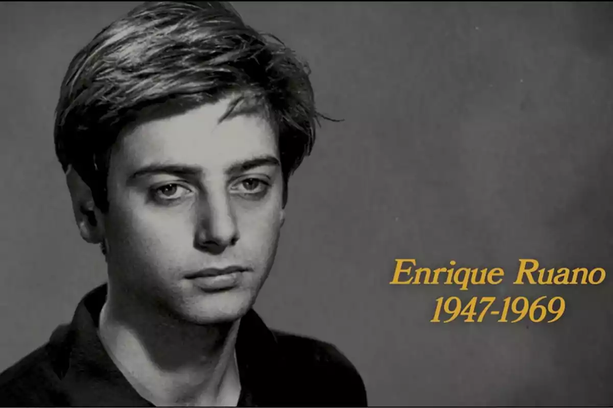 Fotografía en blanco y negro de un joven con cabello corto y expresión seria, con el texto 