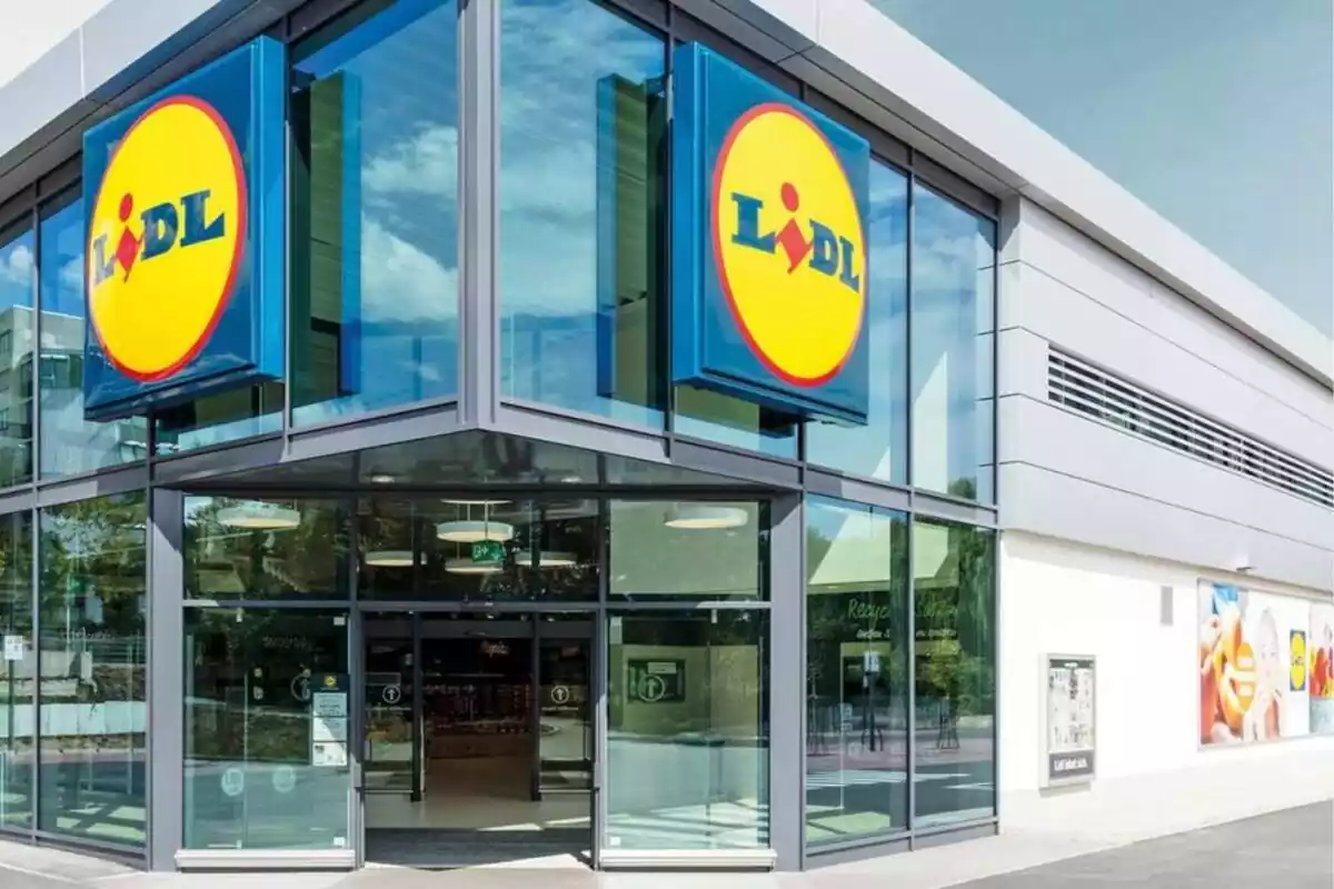 Entrada de un supermercado Lidl