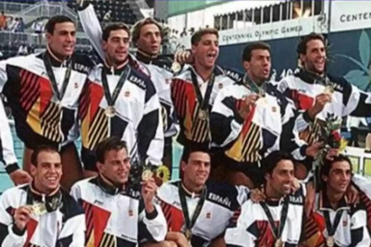 Un equipo de deportistas españoles celebrando con medallas y flores en un evento deportivo.