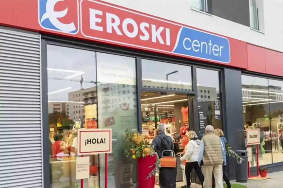 Personas entrando a un supermercado Eroski Center.