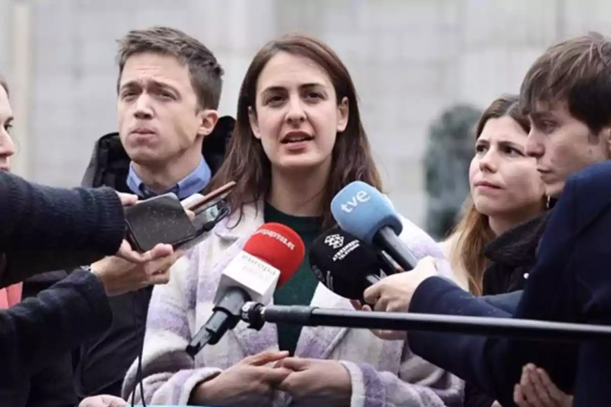 Un grupo de personas ofrece declaraciones a la prensa mientras varios micrófonos de diferentes medios los rodean. Un grupo de personas ofrece declaraciones a la prensa mientras varios micrófonos de diferentes medios los rodean.