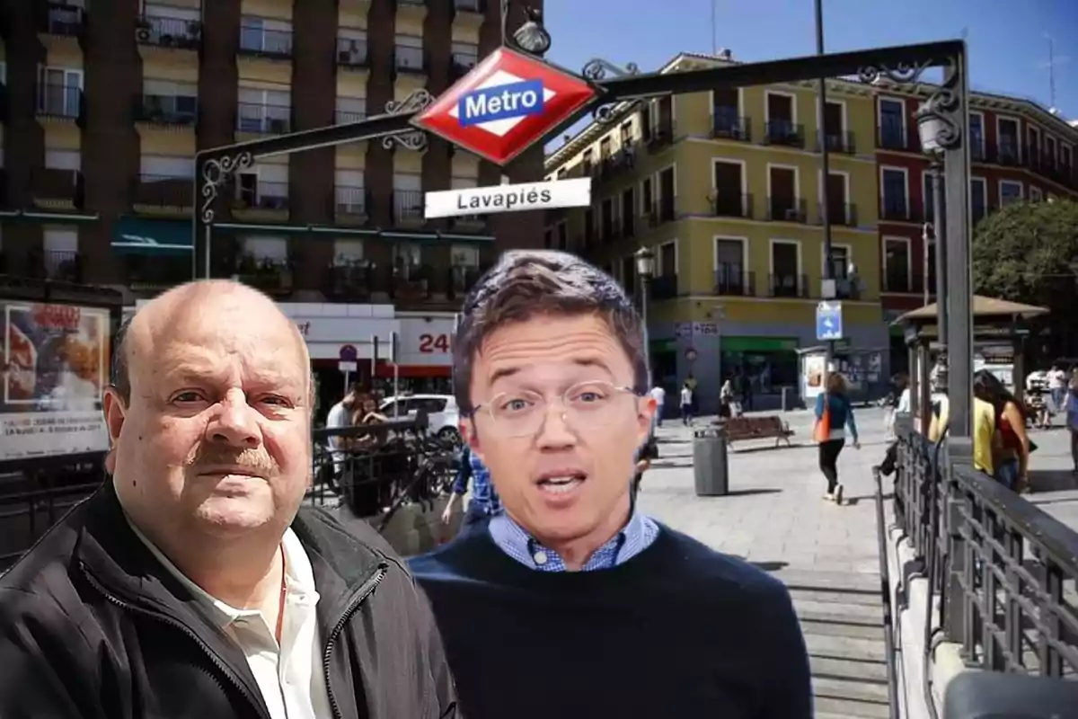 Dos personas frente a la entrada del metro Lavapiés en un día soleado, con edificios y transeúntes al fondo.