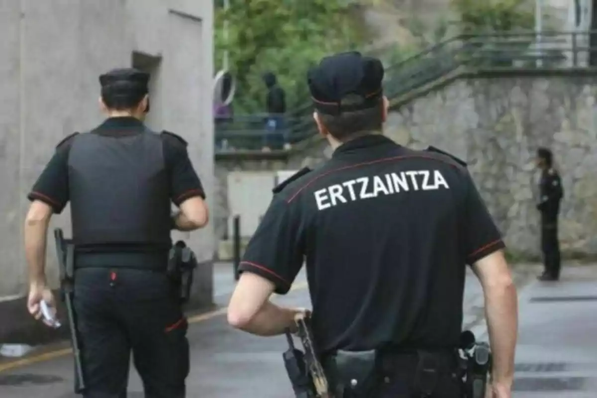 Dos agentes de la Ertzaintza patrullando una calle.