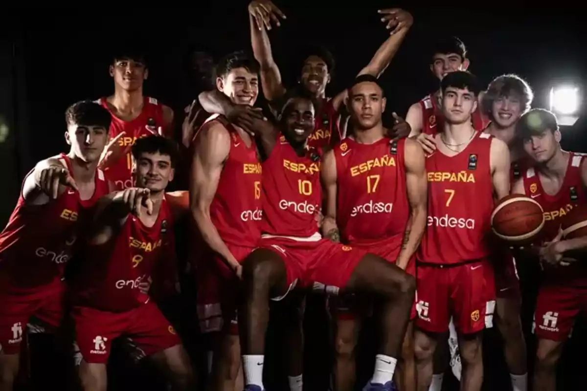 Jugadores de baloncesto del equipo de España posando juntos con uniformes rojos.