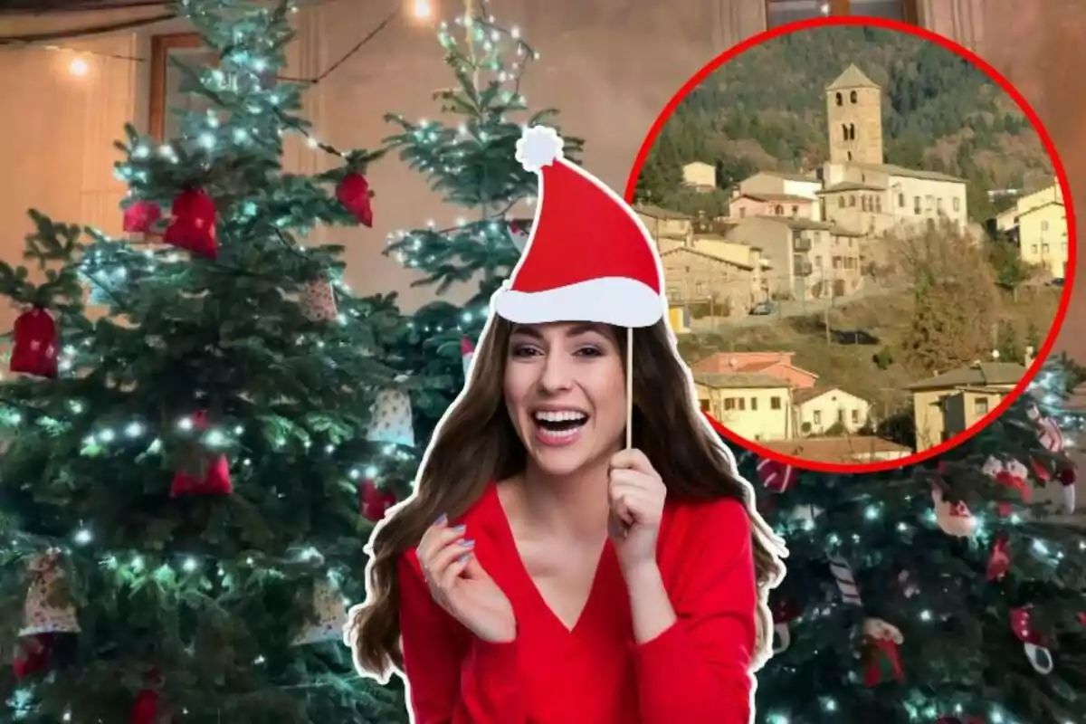 Una mujer sonriente con un gorro de Santa Claus frente a árboles de Navidad decorados y un paisaje de pueblo en un círculo rojo.