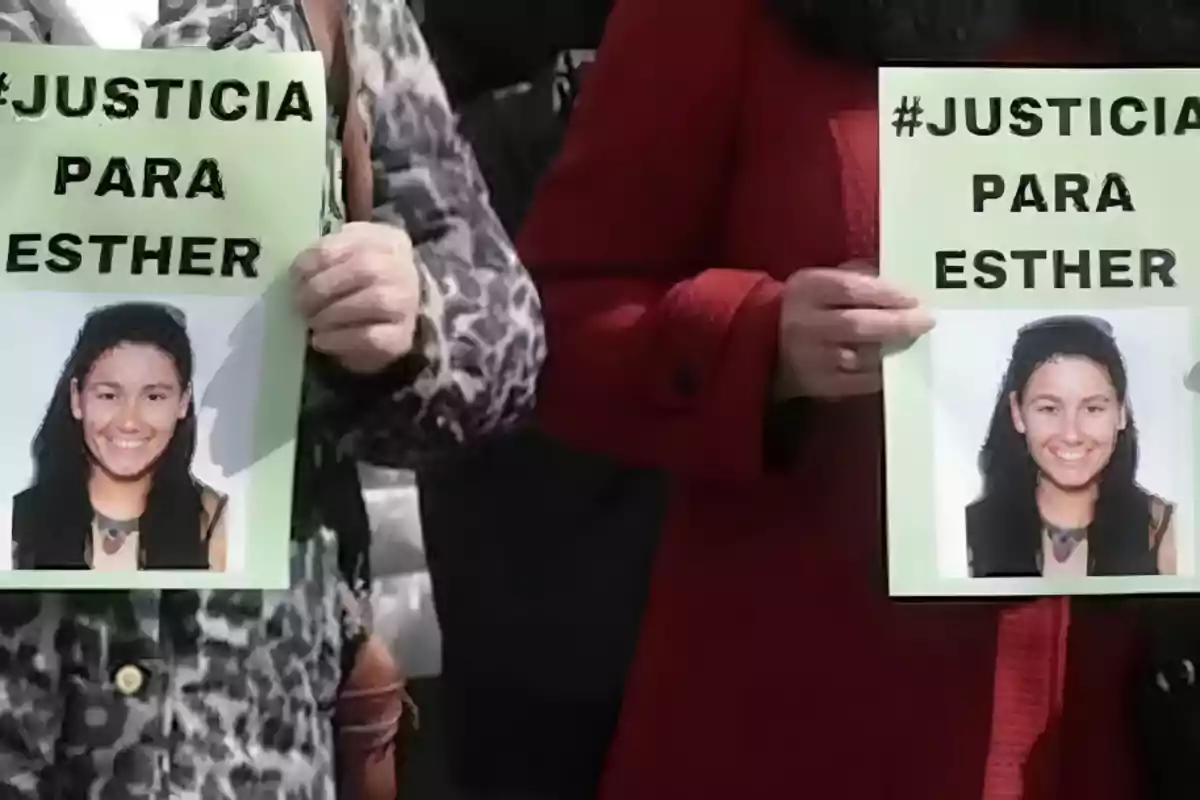 Personas sosteniendo carteles que dicen 