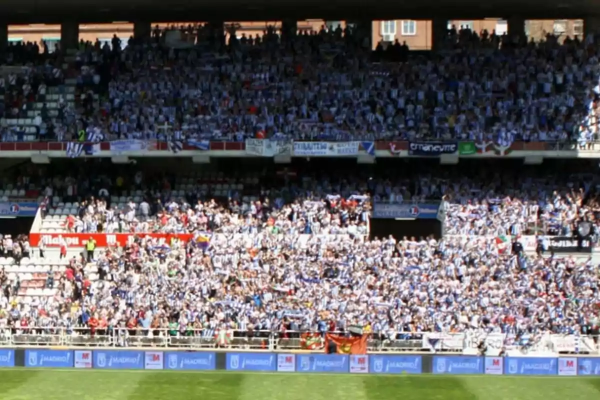 Una multitud de aficionados en un estadio de fútbol.
