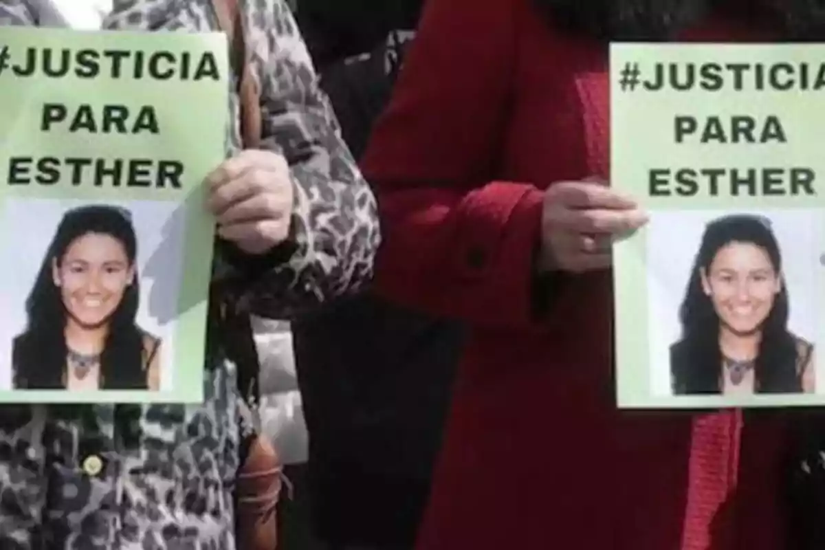 Personas sosteniendo carteles verdes con la foto de una mujer y el texto 