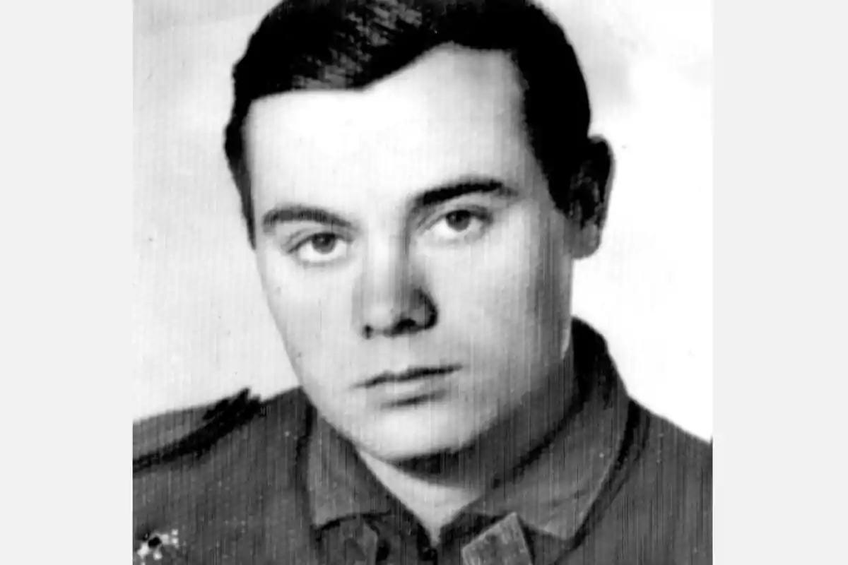 Retrato en blanco y negro de un hombre joven con uniforme militar. Retrato en blanco y negro de un hombre joven con uniforme militar.