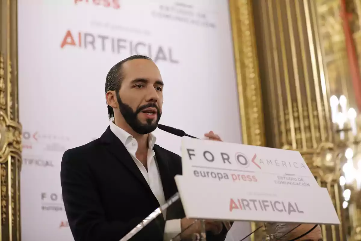 Un hombre hablando en un podio durante un evento llamado Foro América, con un fondo que muestra logotipos de Europa Press y Airtificial.